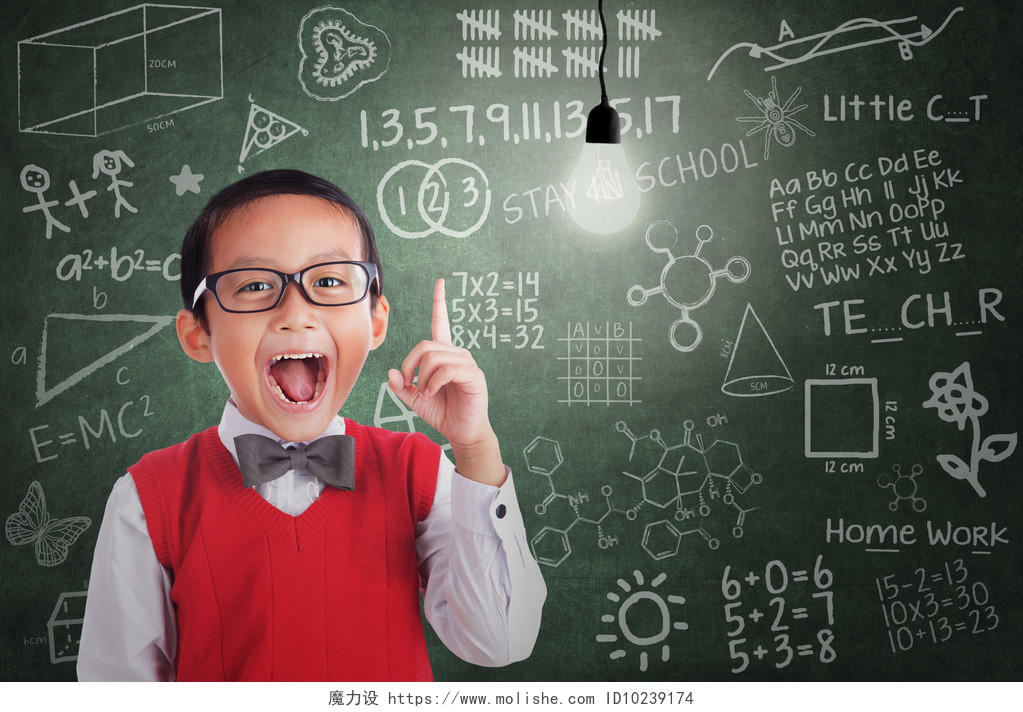 亚洲学生男孩在黑板上写的计算题思考